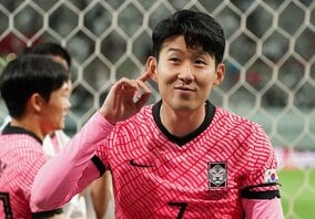 「うらやましすぎてお腹痛い」韓国代表ソン・フンミンがファンに「連続の神対応」で大絶賛！ 落とし物対応にハートポーズ…10万回再生された合宿初日の映像