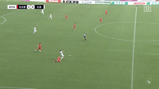 「レッドカードだろ！」名古屋FWの“超危険タックル”に批判殺到「悪質」「あのスピードで真後ろは…」広島FWが負傷退場→監督も判定に激昂「審判も罰を受けるべき」 3枚目