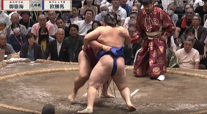 行司の背後にただならぬ存在感を放つ人物