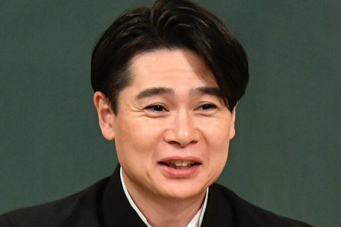 【写真・画像】毛布がめくれた瞬間…「こわっ！」ノブコブ吉村、相方・徳井の機内での怪行動を暴露　1枚目