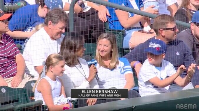 カーショー、シーズン最終登板で“メモリアルな瞬間” 「彼の妻エレンがマイクで祝福しました」取材中に奪三振…捉えた光景に「最高の夫婦」 2枚目