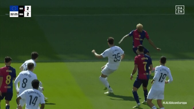 「17歳でメッシの域に…」神童ヤマル、クラシコで驚愕ゴール！「笑うしかないくらい上手い」「言葉が出ない」エンバペ真似たセレブレーションも話題 4枚目