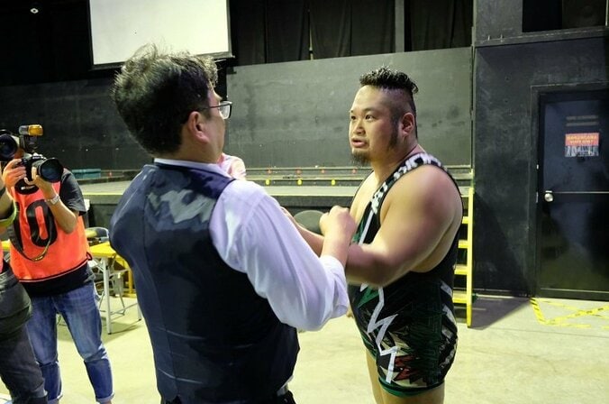 「両国メインでヒドい試合をする」男色ディーノ、衝撃の王座強奪　防衛戦で里村明衣子と対戦へ！ 2枚目