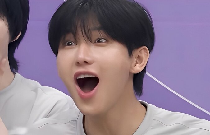 【写真・画像】「ぼくたちは毛穴がないんです」韓国発人気バーチャルアイドルの登場に練習生たち衝撃「かっこいい！」　1枚目