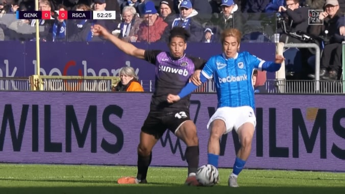 「なにすんの！」伊東純也、背後から“削られ”苦悶…「イエローだせ」「おいおい！」あわや捻挫の危険シーンにファン悲鳴 3枚目