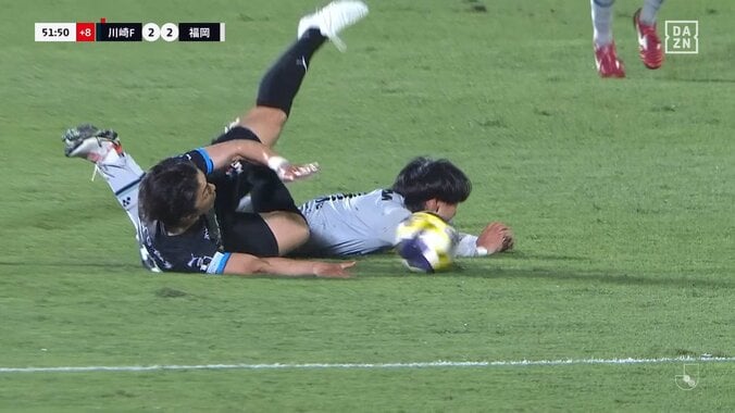 「カードは妥当」川崎DF、相手を引っ張り倒す痛恨の判断ミスで2枚目イエロー！前半だけでまさかの2人退場にファン「軽率だった」「つい出ちゃったんだろうな」意見様々 3枚目