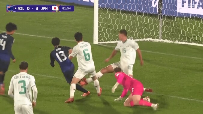敵GK＆DFが唖然…U-20日本代表MF、“足裏フェイント”からスーパーゴール！「鎌田かよ」「完璧すぎて笑う」「冷静の権化」石井久継がW杯で圧巻2ゴール目 4枚目