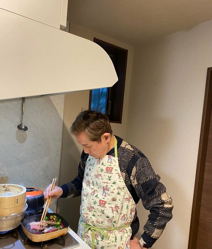 調理する田中健