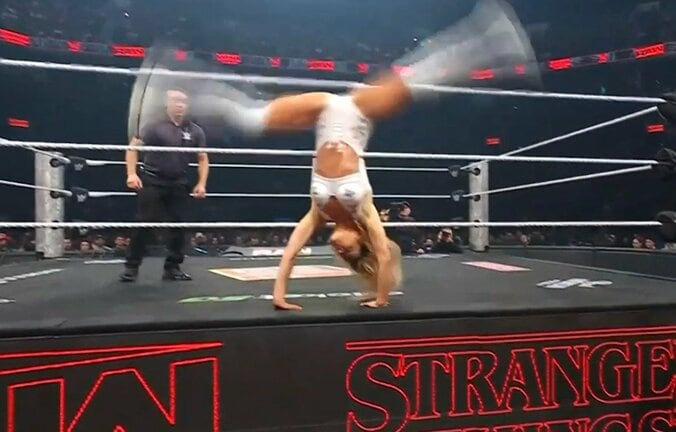 エプロンサイドで華麗な側転