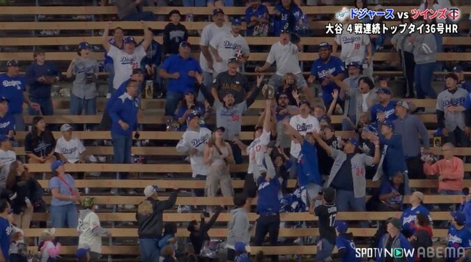 信じられない！ 大谷翔平の4戦連発弾をキャッチした青年が両手を突き上げ“愕然” 「１７ボーイキャッチ」ファンも驚き＆称賛 2枚目