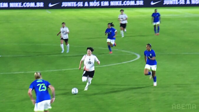 「速い！」なでしこFWの“30m爆走ドリブル”をファン絶賛「別格やな」「良い持ち上がり」藤野あおばがブラジル守備陣を切り裂いた瞬間 5枚目