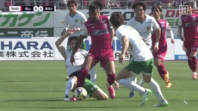 「4人がかりで守備とかメッシかよ」ヘビー級怪物FWが4人相手にゴリゴリ重戦車突破のド迫力シーンが話題に「戦車過ぎる」「改造人間かよ」 3枚目