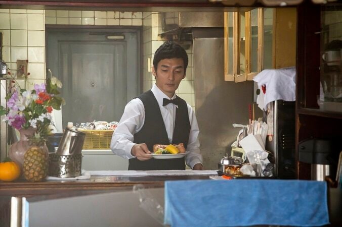 草なぎ剛が新人ヤクザやゾンビに！『台風家族』より新カット到着 2枚目