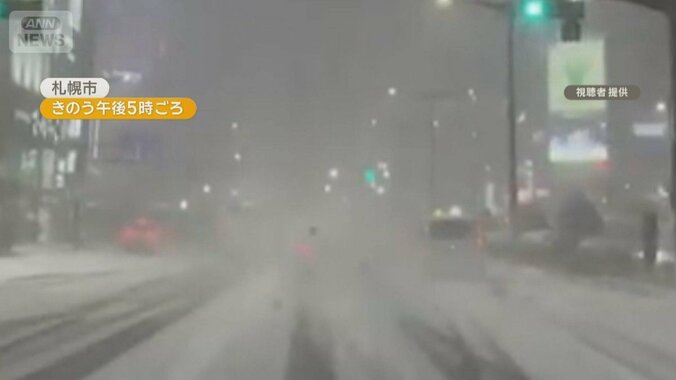 今季最強寒気で初雪ラッシュ　「ホワイトアウト」運転手　暴風雪で飛行機欠航の可能性 1枚目