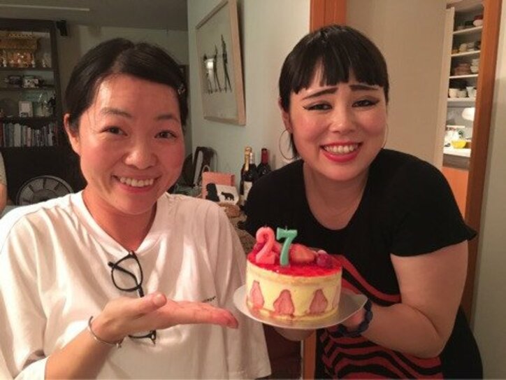 ブルゾンちえみ、女芸人たちに27歳の誕生日を祝われる 「痩せた!?」と反響