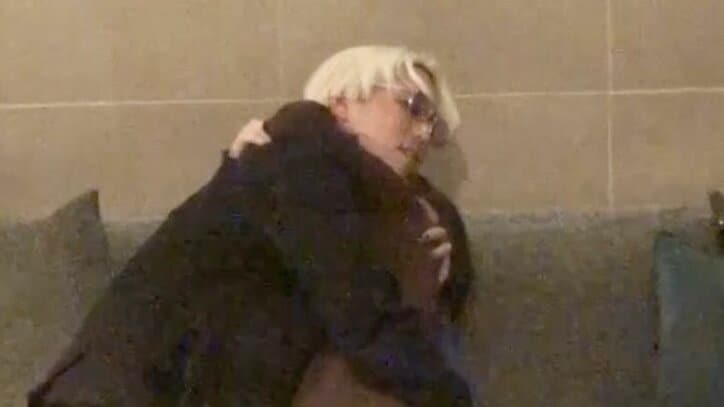 【写真・画像】カリスマ芸人、合コンで“美女ファン”とハグ＆キス寸前に スタジオ騒然　1枚目