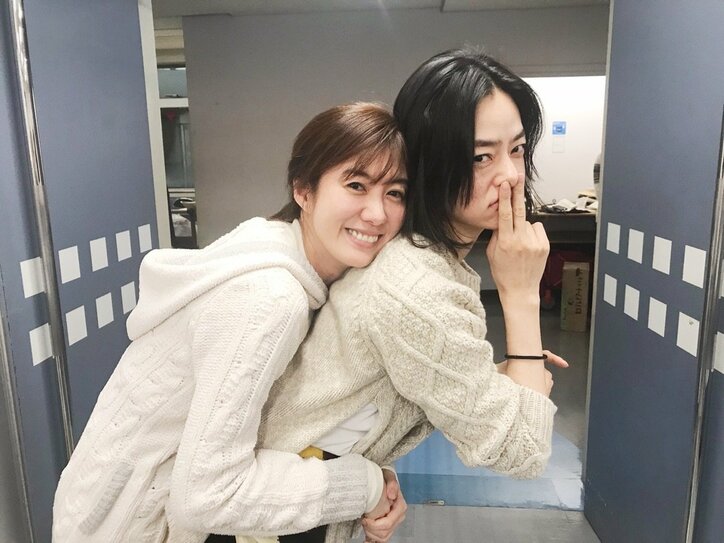 ともさかりえ 大好きな市川実日子に抱きつきショット 嬉しくて嬉しくて笑ってばかり 話題 Abema Times