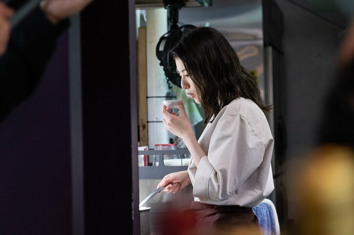 青山凌大の一言に感情を押し殺す出口夏希…「爽健美茶」のドラマ『君が好き.mp4』第1話がABEMAで放送