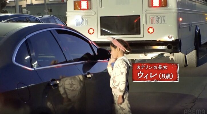 【写真・画像】物乞いで生計を立てる移民一家に密着 8歳長女「やったわ、ママ！」80円を稼ぐ　3枚目