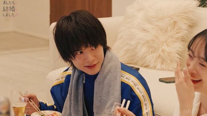 【写真・画像】堀未央奈、夜食を作りながら年下夫の髪を触りはじめ…深夜の大胆スキンシップに視聴者驚き「キッチンで何やってるのwww」『私たち結婚しました 5』第3話 2枚目