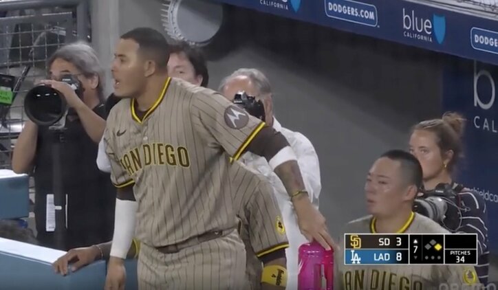 【写真・画像】審判に大激怒！大谷への“報復死球”にブチキレ「めっちゃ怖い」「ヤバすぎ」 因縁の相手に“猛突進”… ド軍・ロバーツ監督が怒り大爆発　1枚目