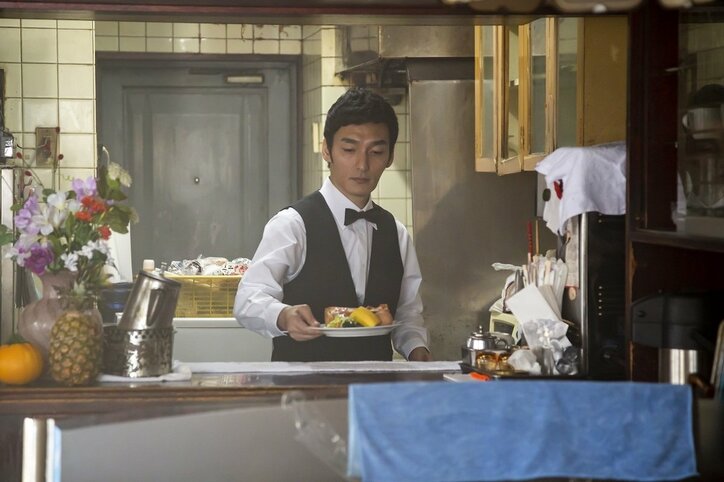 草なぎ剛が新人ヤクザやゾンビに！『台風家族』より新カット到着