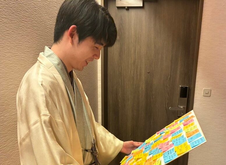 「これ持って帰っていいですか？」激闘後の舞台裏…藤井聡太棋王＆増田康宏八段が思わずニッコリ ファンからの“付箋メッセージ”にほっこり