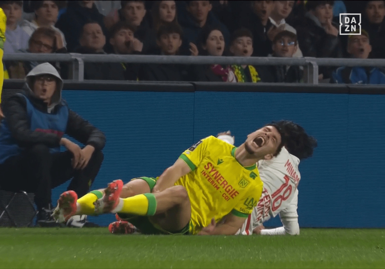 南野の危険タックルに相手が絶叫