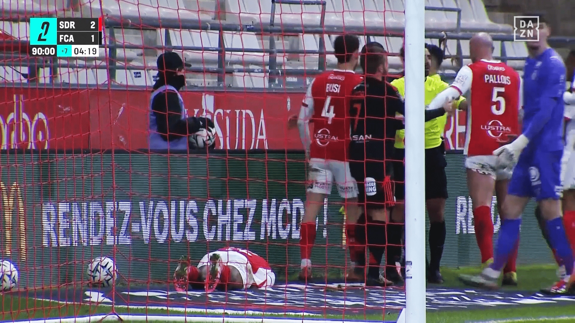 相手に詰め寄るスタッド・ランスの選手たち