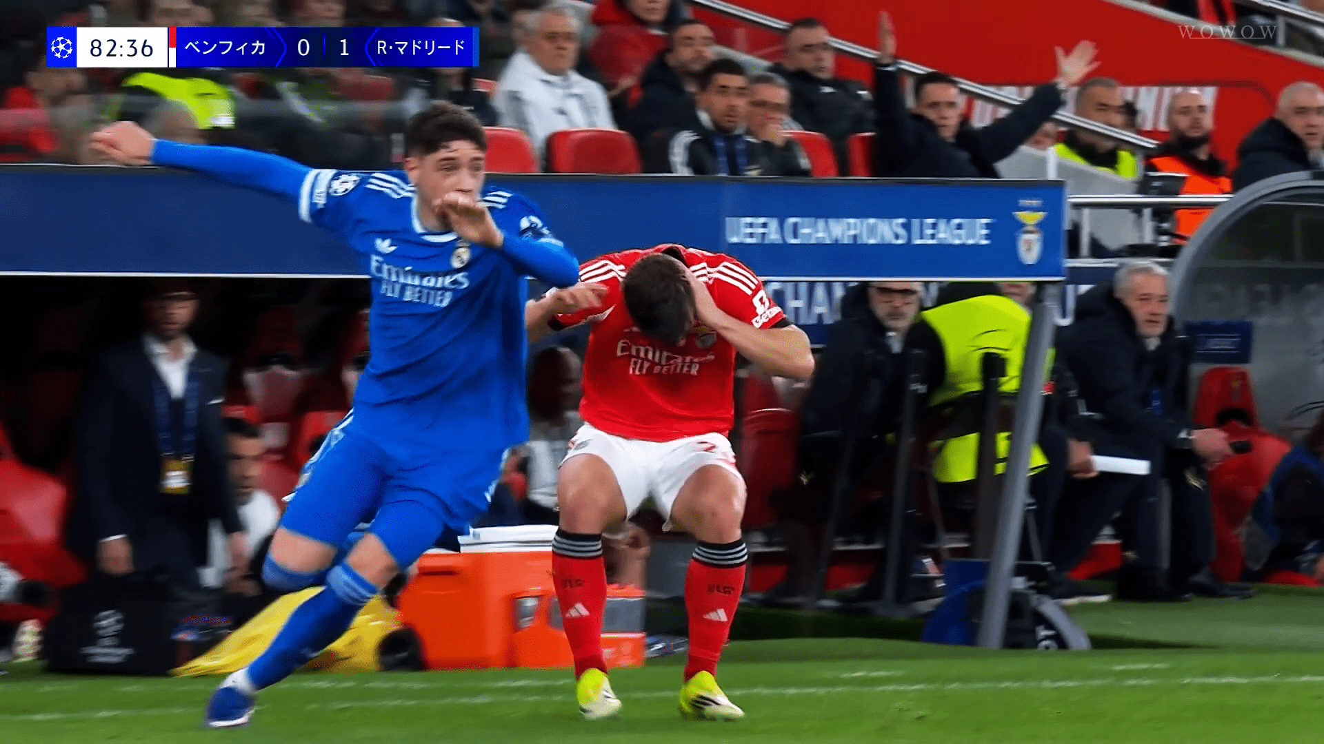 バルベルデに殴られ倒れ込むダール