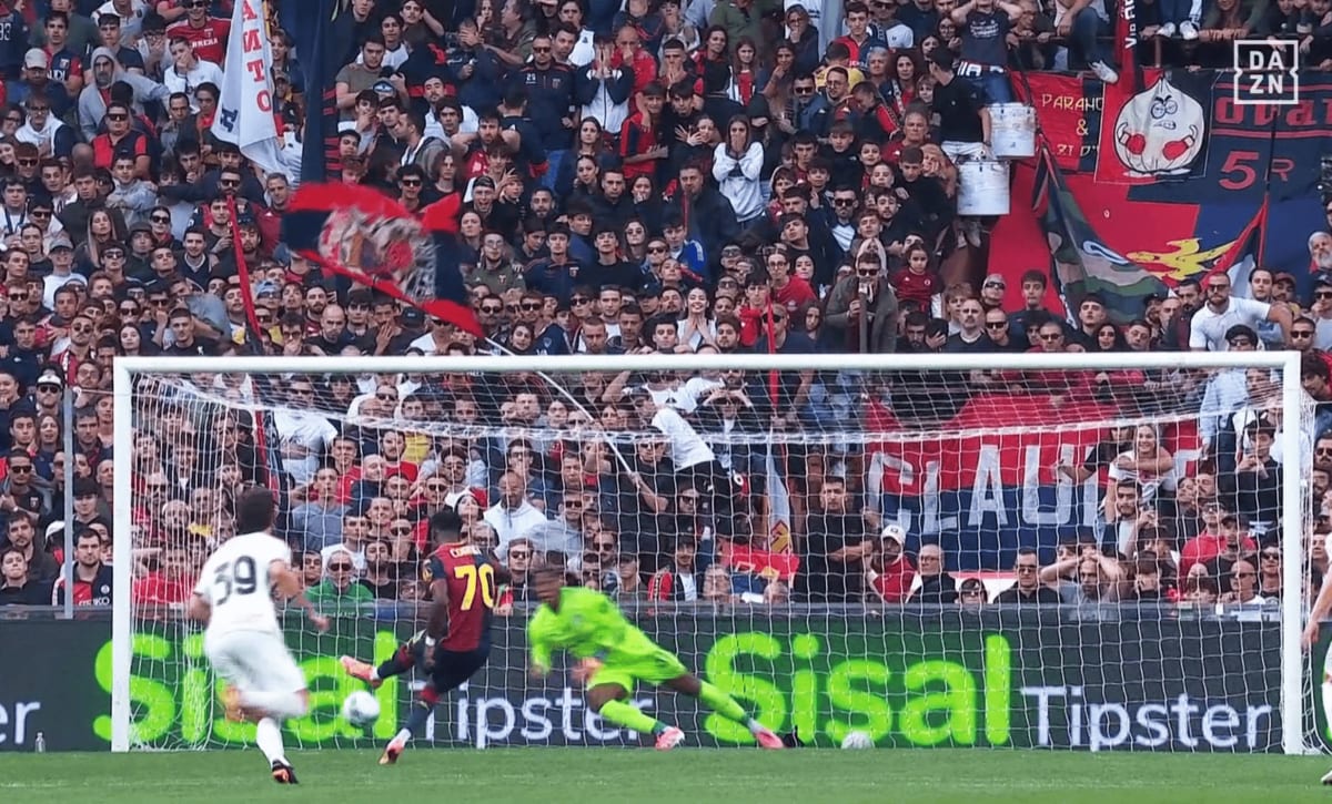 救世主」「伝説だ」GK鈴木彩艶、まさかの“膝”でセリエA初のPKストップ