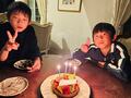  ダイアモンド☆ユカイ、双子の息子達が誕生日を迎え家族で祝福「ママ達もオンラインで一緒に」 