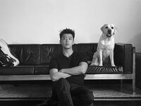 俳優オーラ全開！竹内涼真＆犬のモノクロショットに悶絶の声「イケ散らかしとる」「大優勝」