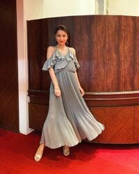 「はいセクシー！！」「マジに可愛い」Nikiの美しいドレス姿に称賛の声届く