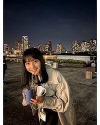 佐々木希の夜景をバックに微笑むオフショットにファン絶賛「綺麗すぎて後ろの夜景がボヤけて見えます」