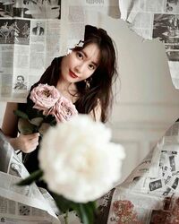 「ずっとずっと憧れ」「応援してます」小嶋陽菜、自身のブラント2周年に花束抱えたキュートなショット公開