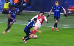 「うまっ！」南野拓実、“３人ぶち抜きドリブル”にインテル・ファン驚愕！「怖いな」「覚醒だ」キレキレ突破の瞬間