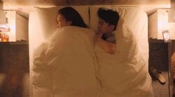 ベッドで突然のバックハグ…若手俳優と女優が同棲ハウスでドキドキの一夜『ドラ恋～Kissing the tears away～』act.10