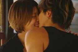 27歳美人タレント、気持ちが抑えられず…我慢できずキス＆押し倒し「夜になるとやけに積極的だね」