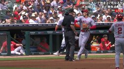 大谷翔平、ヒヤリ！打者走者と交錯して右肘ひねりかける 球場も一時騒然