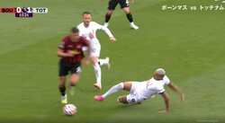 ブラジル代表の悪童がボールに乗って勝手に大転倒、奪った相手に低空ドロップキックをかます愚行でイエローカード！