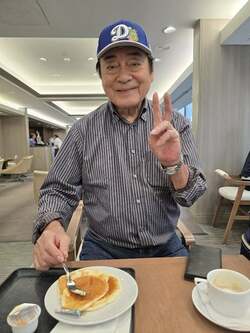 高橋英樹、妻とホノルルの空港ラウンジで食事「楽しく過ごしていました」