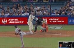 球場騒然！大谷翔平がまたやった…「意味不明すぎる」真ん中高め160キロ剛速球→逆方向豪快アーチ「大谷さん量産体制やん」