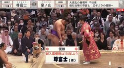 「泣いてる」「泣いていいぞ尊富士」ケガと困難を乗り越え110年ぶり新入幕V！ 優勝直後のワンシーンにファン感涙 24年ぶり史上6人目の三賞“トリプル受賞”のW快挙も