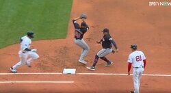 球場騒然！一体、何が起こった…？ ヤバすぎる“悲劇的な打球”　内野ゴロがベース直撃で“謎の動き”、選手たちが激突未遂 「災難すぎるw」「情報量多すぎ」