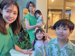 川崎希、家族で揃えた“グリーンコーデ”を披露「この前のハワイで買った3人お揃い柄」