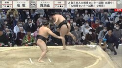 「負・け・ない！」土俵際で粘る力士 細い俵の上での片足“けんけん”に館内どよめき