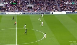 「マジでレベチ」三笘薫、爆走中に背後からの浮き球をビタ止め！圧巻のボールタッチからの超高速ドリブルにスタジアム大歓声