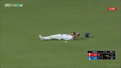 球場騒然！ ボールボーイの身に一体、何が起こった…！？ 予想外のアクシデントが発生「何してんのw」「大丈夫かよ」ファン爆笑