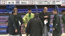 これ、いつまで続きますか…若手行司には冷や汗もの 4分間のロング“物言い協議”に目がきょろきょろ